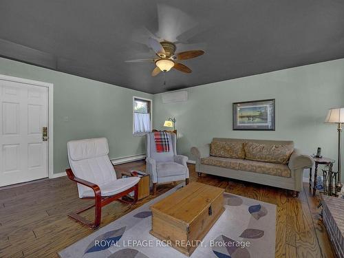 36 Cavendish Cres, Brampton, ON - Indoor Photo Showing Living Room