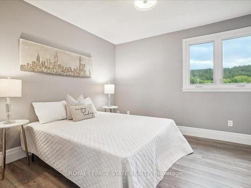 21-130 Livingston Ave, Grimsby, ON - Indoor Photo Showing Bedroom