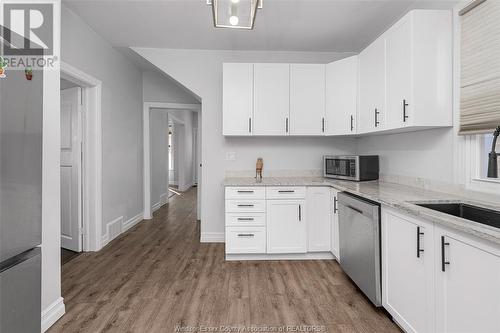 816 Dougall Avenue, Windsor, ON - Indoor Photo Showing Kitchen