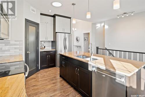 1022 Pohorecky Bay, Saskatoon, SK - Indoor Photo Showing Kitchen With Stainless Steel Kitchen With Double Sink With Upgraded Kitchen