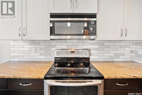 1022 Pohorecky Bay, Saskatoon, SK - Indoor Photo Showing Kitchen