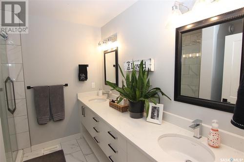 671 Fast Crescent, Saskatoon, SK - Indoor Photo Showing Bathroom