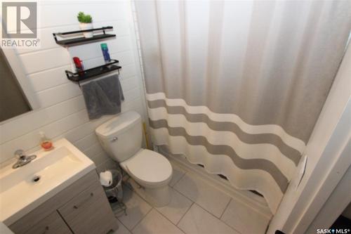 671 Fast Crescent, Saskatoon, SK - Indoor Photo Showing Bathroom