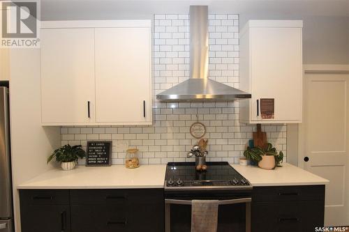 671 Fast Crescent, Saskatoon, SK - Indoor Photo Showing Kitchen