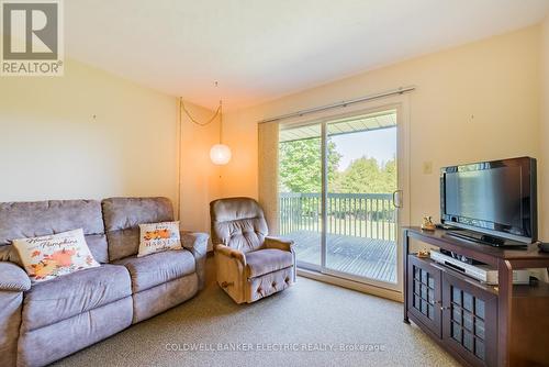 2534 Sherbrooke Street W, Cavan Monaghan, ON - Indoor Photo Showing Living Room