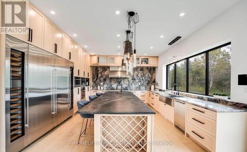 14020 Winston Churchill Boulevard, Caledon, ON - Indoor Photo Showing Kitchen With Upgraded Kitchen