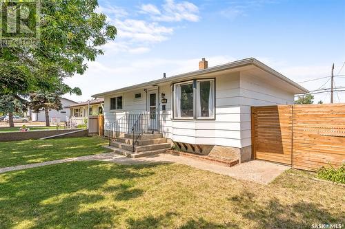 1240 Duffield Street W, Moose Jaw, SK - Outdoor