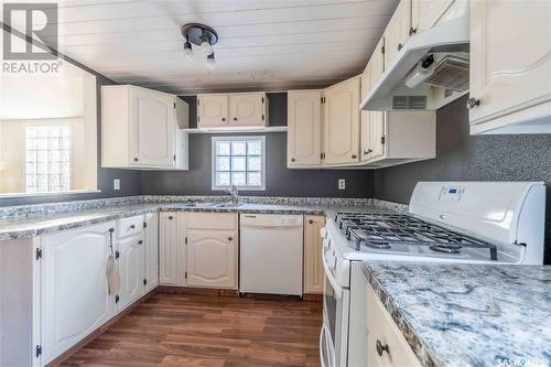 342 Iroquois Street W, Moose Jaw, SK - Indoor Photo Showing Kitchen With Double Sink