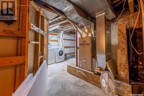 342 Iroquois Street W, Moose Jaw, SK - Indoor Photo Showing Laundry Room