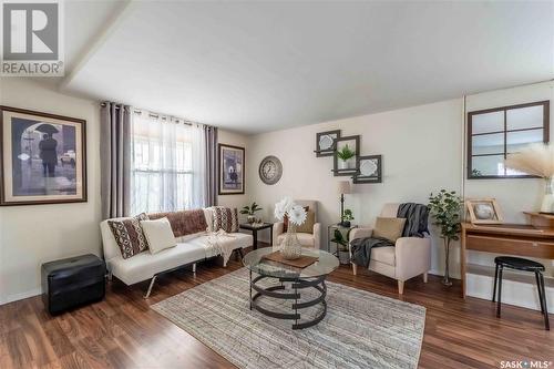 342 Iroquois Street W, Moose Jaw, SK - Indoor Photo Showing Living Room