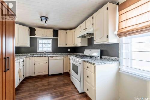 342 Iroquois Street W, Moose Jaw, SK - Indoor Photo Showing Kitchen