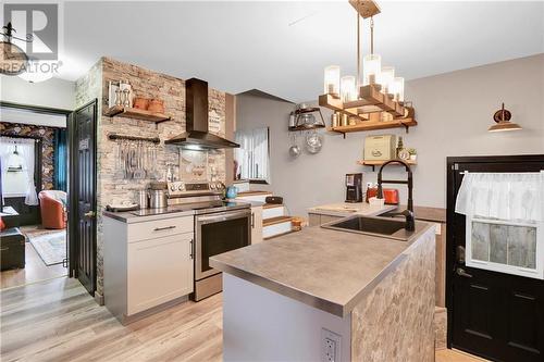 14 Bellamy Street, Cornwall, ON - Indoor Photo Showing Kitchen