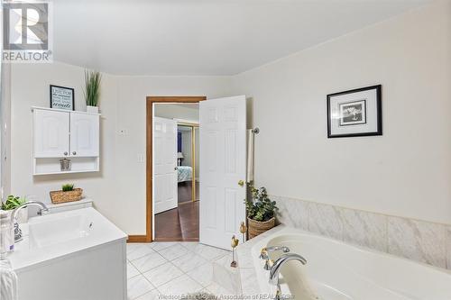 355 Jolly Avenue, Lasalle, ON - Indoor Photo Showing Bathroom