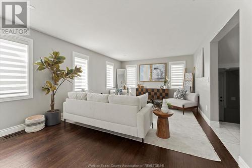 4529 Anderson Avenue, Comber, ON - Indoor Photo Showing Living Room