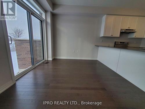 112 Yale Drive, Hamilton, ON - Indoor Photo Showing Kitchen