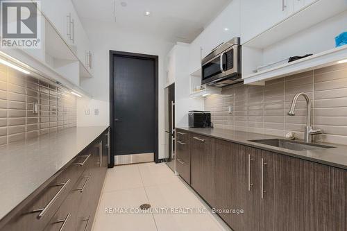 217 - 255 Bay Street, Ottawa Centre, ON - Indoor Photo Showing Kitchen