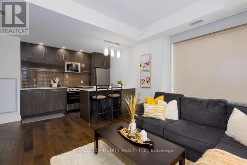 217 - 255 Bay Street, Ottawa Centre, ON - Indoor Photo Showing Living Room