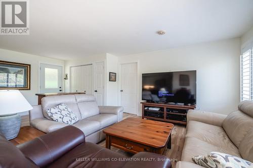 1020 Frau Lane, Bracebridge, ON - Indoor Photo Showing Living Room