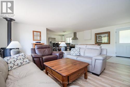 1020 Frau Lane, Bracebridge, ON - Indoor Photo Showing Living Room