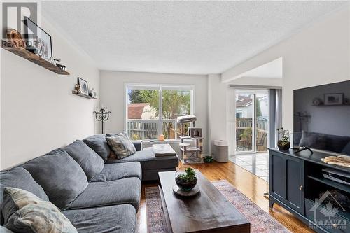 77 Daventry Crescent, Ottawa, ON - Indoor Photo Showing Living Room