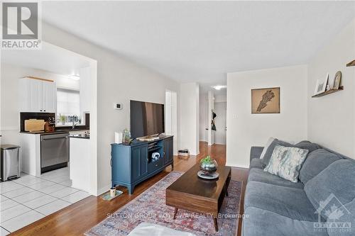 77 Daventry Crescent, Ottawa, ON - Indoor Photo Showing Living Room