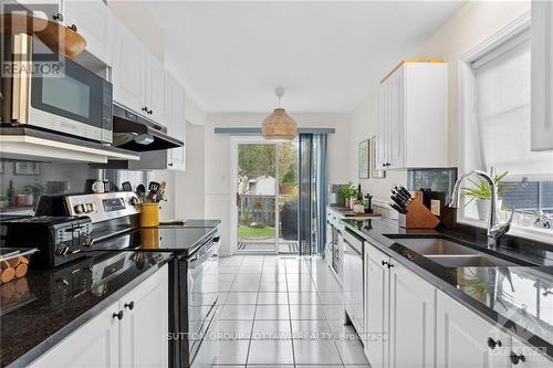 77 Daventry Crescent, Ottawa, ON - Indoor Photo Showing Kitchen With Double Sink With Upgraded Kitchen