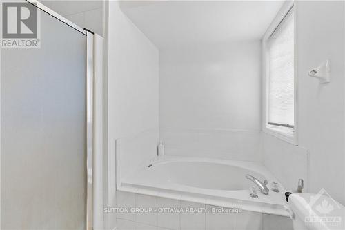 77 Daventry Crescent, Ottawa, ON - Indoor Photo Showing Bathroom