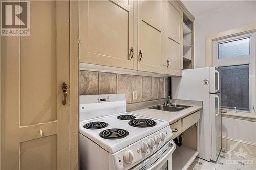 220 Powell Avenue Unit#3, Ottawa, ON - Indoor Photo Showing Kitchen