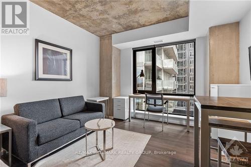 615 - 105 Champagne Avenue S, Ottawa, ON - Indoor Photo Showing Living Room