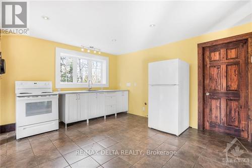 1015 Labrosse Street, East Hawkesbury, ON - Indoor Photo Showing Kitchen