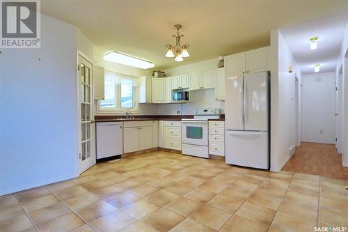 439 Wascana Street, Regina, SK - Indoor Photo Showing Kitchen