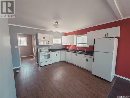 373 7Th Avenue W, Melville, SK - Indoor Photo Showing Kitchen With Double Sink