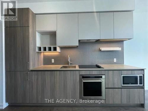 4807 - 950 Portage Parkway, Vaughan, ON - Indoor Photo Showing Kitchen