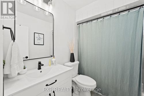 Main - 2 Patrick Drive, Aurora, ON - Indoor Photo Showing Bathroom