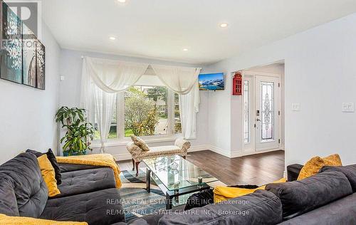 607 Green Meadow Crescent, Mississauga, ON - Indoor Photo Showing Living Room