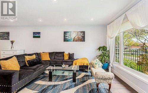 607 Green Meadow Crescent, Mississauga, ON - Indoor Photo Showing Living Room