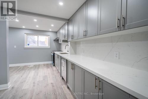 118 Darras Court, Brampton, ON - Indoor Photo Showing Kitchen