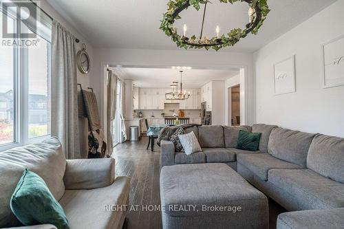 17 Melrose Drive, Cavan Monaghan, ON - Indoor Photo Showing Living Room