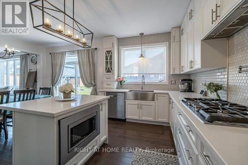 17 Melrose Drive, Cavan Monaghan (Millbrook), ON - Indoor Photo Showing Kitchen With Upgraded Kitchen