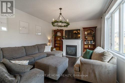 17 Melrose Drive, Cavan Monaghan (Millbrook), ON - Indoor Photo Showing Living Room With Fireplace