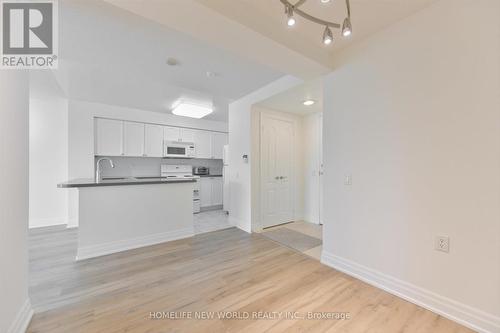 607 - 21 Hillcrest Avenue, Toronto, ON - Indoor Photo Showing Kitchen