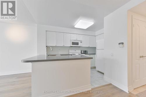 607 - 21 Hillcrest Avenue, Toronto, ON - Indoor Photo Showing Kitchen