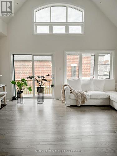 54 Holtby Court, Scugog, ON - Indoor Photo Showing Living Room