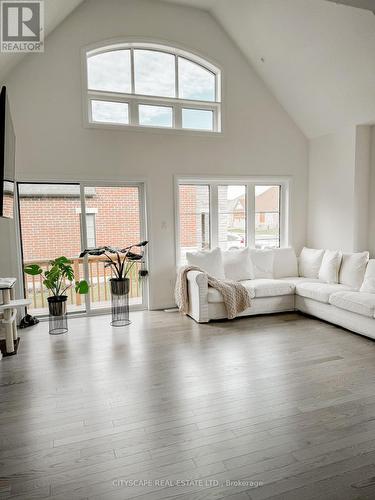 54 Holtby Court, Scugog, ON - Indoor Photo Showing Living Room