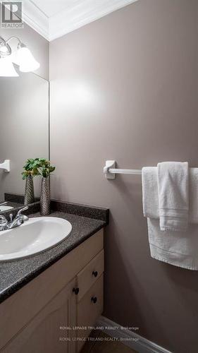 1174 Aintree Road, London, ON - Indoor Photo Showing Bathroom