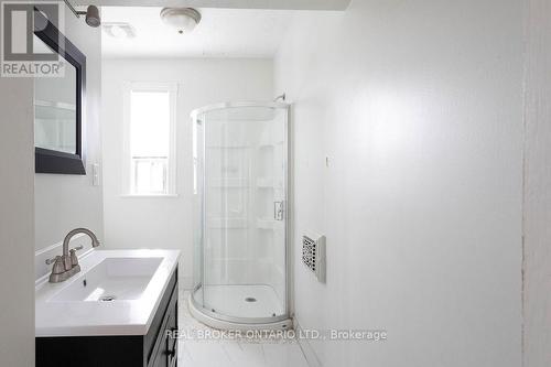 Upper - 202 Victoria Avenue N, Hamilton, ON - Indoor Photo Showing Bathroom