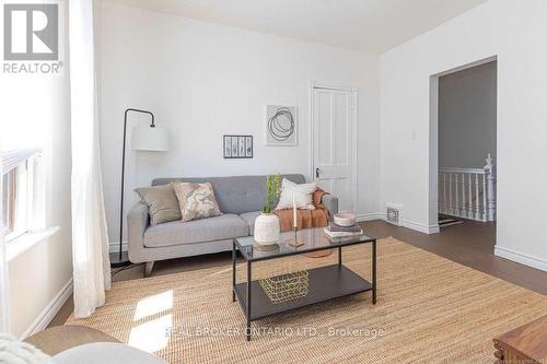 Upper - 202 Victoria Avenue N, Hamilton, ON - Indoor Photo Showing Living Room