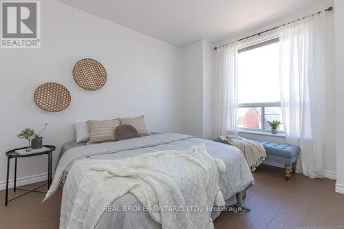 Upper - 202 Victoria Avenue N, Hamilton, ON - Indoor Photo Showing Bedroom