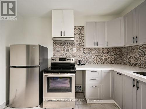 Upper - 202 Victoria Avenue N, Hamilton, ON - Indoor Photo Showing Kitchen With Upgraded Kitchen