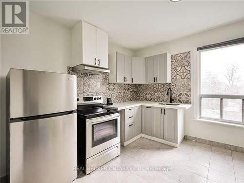 Upper - 202 Victoria Avenue N, Hamilton, ON - Indoor Photo Showing Kitchen With Upgraded Kitchen